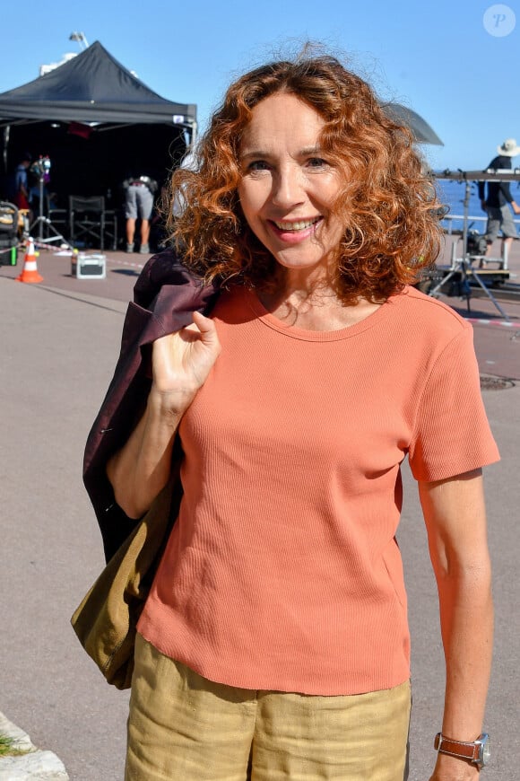 Ce changement de vie a de nombreuses conséquences sur son quotidien.
Isabel Otero et Hubert Roulleau sur le tournage de la série "Crimes parfaits" (France 3) sur la promenade des Anglais et sur la plage Beau Rivage à Nice, sous la direction d'Emmanuel Rigaut. Le 23 juin 2020.