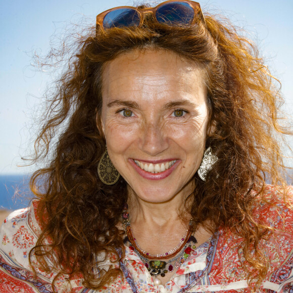 "Les grands-mères, et j'en suis une, sont là pour transmettre. J'ai dit à ma fille que je partais certes loin, mais que j'allais construire ce qui permettrait à son fils de grandir", a-t-elle confié en interview.
Isabel Otero - Ouverture du 6ème Festival Les Héros de la Télé à Beausoleil le 7 octobre 2017.