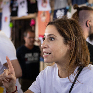 Léa Salamé aide les volontaires à la boutique officielle du festival - Festival Solidays 2022 à l'hippodrome ParisLongchamp le 24 juin 2022. © Jeremy Melloul/Bestimage