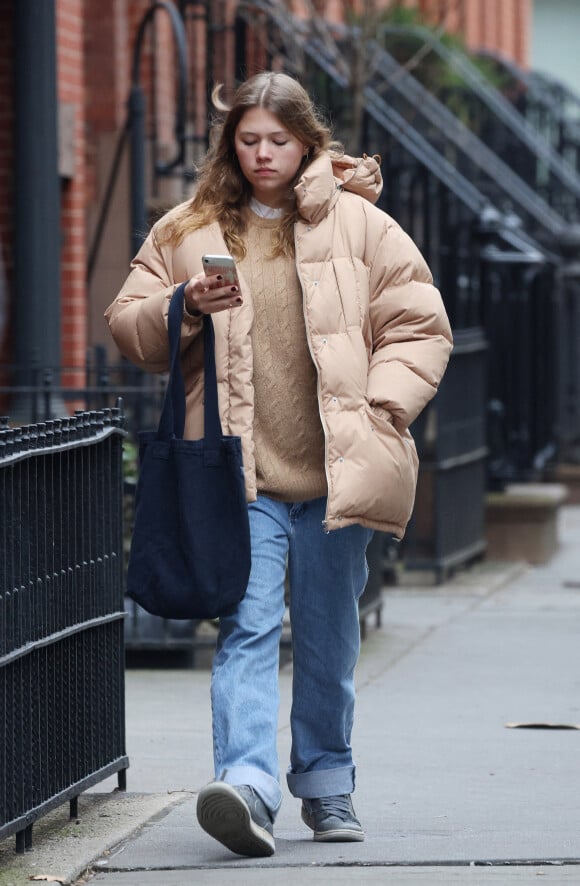 Exclusif - Matilda Ledger (Fille de Heath Ledger) se promène dans les rues de New York le 19 février 2023.