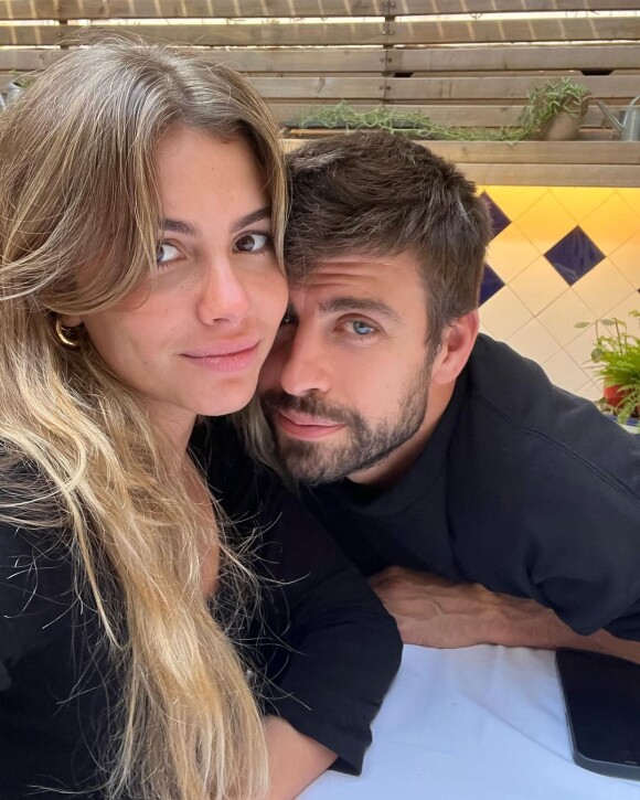 Dans cette même interview, Shakira évoque sans la nommer Clara Chia, la nouvelle amoureuse de Gerard Piqué, qui fait déjà beaucoup parler d'elle
 
Gerard Piqué s'est affiché officiellement avec sa nouvelle amoureuse, Clara Chia Marti