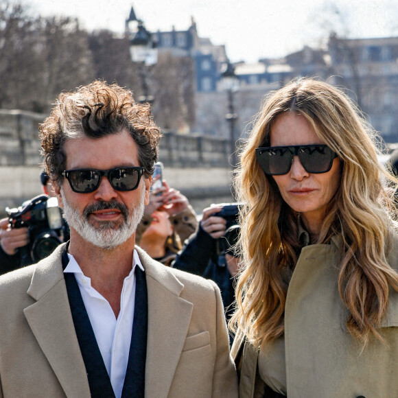 Elle MacPherson et son compagnon Doyle Bramhall - Arrivées au défilé Christian Dior prêt-à-porter automne-hiver 2023/2024 lors de la Fashion Week de Paris (PFW), au jardin des Tuileries à Paris, France, le 28 février 2023. © Christophe Clovis/Bestimage 