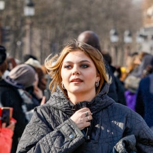 La chanteuse Louane Emera - Arrivées au défilé Christian Dior prêt-à-porter automne-hiver 2023/2024 lors de la Fashion Week de Paris (PFW), au jardin des Tuileries à Paris, France, le 28 février 2023. © Christophe Clovis/Bestimage 