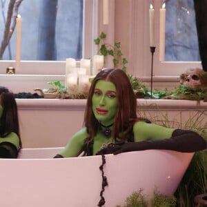 Kylie Jenner et Hailey Baldwin Bieber déguisée pour Halloween pour la saison 3 de "Who's in my bathroom?" 