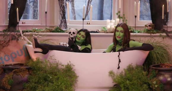 Kylie Jenner et Hailey Baldwin Bieber déguisée pour Halloween pour la saison 3 de "Who's in my bathroom?" 
