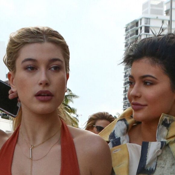 Kylie Jenner et Hailey Baldwin font du shopping dans les rues de Miami, le 6 décembre 2015 