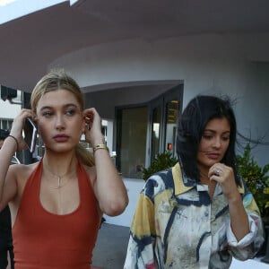 Kylie Jenner et Hailey Baldwin font du shopping dans les rues de Miami, le 6 décembre 2015 