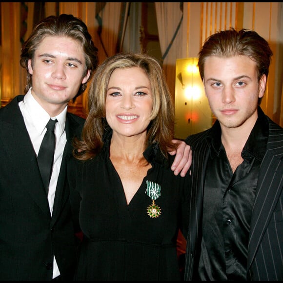 Deux beaux gosses qui se sont d'ailleurs inspirés de leurs parents puisqu'ils se sont tous les deux lancés dans une carrière artistique.
Nicole Calfan et ses deux fils Michael et Jérémy - Remise de médailles au ministère de la culture par la ministre Christine Albanel.