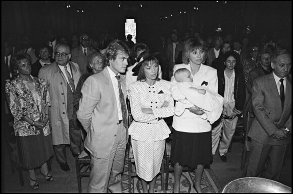 Archives - Francois Valery et Nicole Calfan lors du baptème de leur fils Jeremy dans les bras de sa marraine Mireille Darc en 1987.