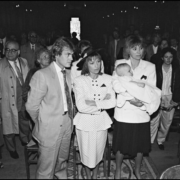 Archives - Francois Valery et Nicole Calfan lors du baptème de leur fils Jeremy dans les bras de sa marraine Mireille Darc en 1987.