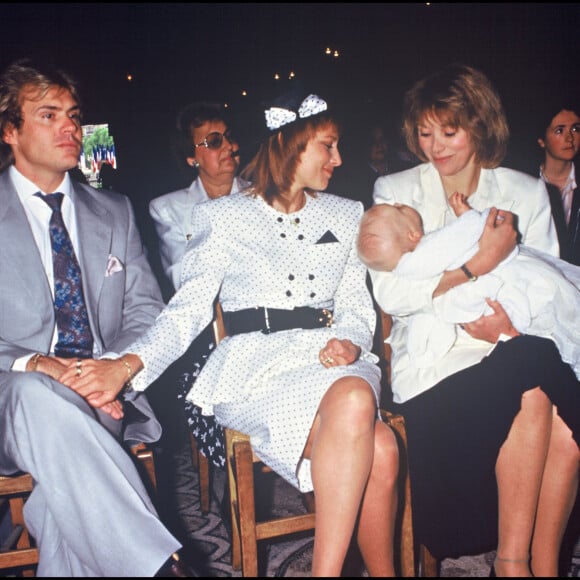 Archives - Francois Valery et Nicole Calfan lors du baptème de leur fils Jeremy dans les bras de sa marraine Mireille Darc en 1987.
Archives - Francois Valery et Nicole Calfan lors du baptème de leur fils Jeremy dans les bras de sa marraine Mireille Darc en 1987.