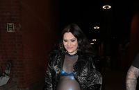 Jessie J enceinte : son baby bump divinement exhibé dans un look totalement transparent