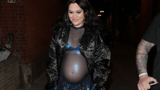 Jessie J enceinte : son baby bump divinement exhibé dans un look totalement transparent