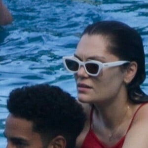 La chanteuse Jessie J et son compagnon Chanan Colman passent du bon temps dans une piscine à Rio de Janeiro, Brésil, le 7 septembre 2022.