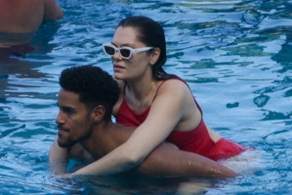 La chanteuse Jessie J et son compagnon Chanan Colman passent du bon temps dans une piscine à Rio de Janeiro, Brésil, le 7 septembre 2022.
