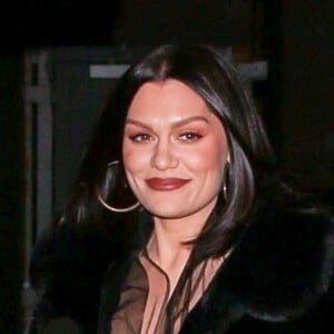 La chanteuse Jessie J va dîner avec des amis à Los Angeles le 24 novembre 2021.