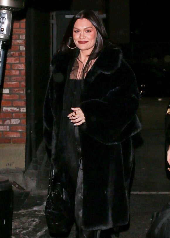 La chanteuse Jessie J va dîner avec des amis à Los Angeles le 24 novembre 2021.