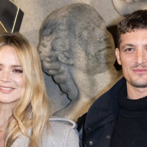 Virginie Efira et son compagnon Niels Schneider - Photocall du défilé de mode prêt-à-porter automne-hiver 2023/2024 "Saint Laurent" lors de la Fashion Week de Paris. Le 28 février 2023 © Olivier Borde / Bestimage  Photocall of the Womenswear PAP F/W 2023-2024 "Saint-Laurent" during the Paris Fashion Week. On February 28th 2023 