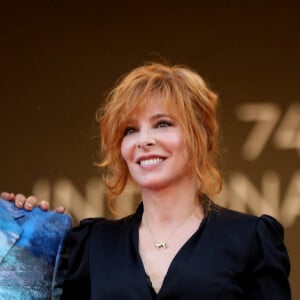 Sa nouvelle tournée commencera bientôt.
Mylène Farmer - Montée des marches du film " OSS 117 : Alerte rouge en Afrique Noire " lors du 74ème Festival International du Film de Cannes. Le 17 juillet 2021 © Borde-Jacovides-Moreau / Bestimage 