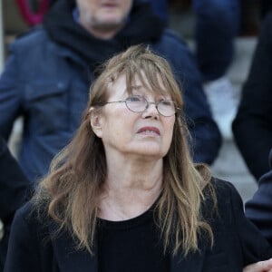 Reste alors à savoir si l'ex-femme de Serge Gainsbourg sera de nouveau opérationnelle pour son prochain concert, qui est prévue dans la mythique salle de l'Olympia le 21 mars prochain.
Jane Birkin - Sorties des obsèques de la chanteuse Régine au Crematorium du cimetière du Père-Lachaise à Paris. Le 9 mai 2022 © Jacovides-Moreau / Bestimage