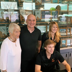 Très amoureux, Jaden Agassi l'a encore prouvé pour l'anniversaire de Catherine !

Steffi Graf, Andre Agassi et leur fils, Jaden Agassi.