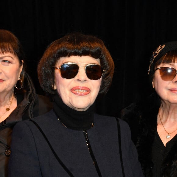 Elle a ainsi pu croiser le chemin de la célèbre actrice Cyrielle Clair !
Mireille Mathieu et ses soeurs Christiane et Monique Mathieu - Front row du défilé de mode prêt-à-porter automne-hiver 2023/2024 "Pierre Cardin" lors de la Fashion Week de Paris le 5 mars 2023. © Veeren - Christophe Clovis/Bestimage