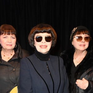 Mais la star n'était pas venue seule.
Mireille Mathieu et ses soeurs Christiane et Monique Mathieu - Front row du défilé de mode prêt-à-porter automne-hiver 2023/2024 "Pierre Cardin" lors de la Fashion Week de Paris le 5 mars 2023. © Veeren - Christophe Clovis/Bestimage