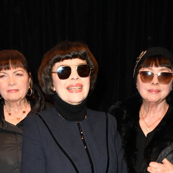 Celles-ci avaient la même coupe de cheveux, une frange, tandis que Mireille Mathieu avait elle sa légendaire coupe au bol.
Mireille Mathieu et ses soeurs Christiane et Monique Mathieu - Front row du défilé de mode prêt-à-porter automne-hiver 2023/2024 "Pierre Cardin" lors de la Fashion Week de Paris le 5 mars 2023. © Veeren - Christophe Clovis/Bestimage