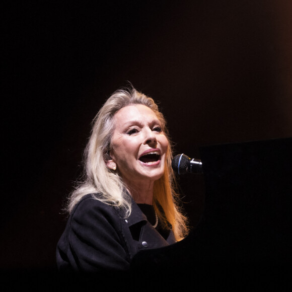 Exclusif - Véronique Sanson - XVème gala pour la Fondation Recherche Alzheimer à l'Olympia à Paris le 14 mars 2022. Sous la direction artistique de P. Souchon, des grands noms de la chanson française se mobilisent autour d'un concert sur le thème "2 générations chantent pour la 3ème". L'intégralité des bénéfices de cette soirée servira à financer la recherche sur la maladie d'Alzheimer. © Jack Tribeca/Bestimage 