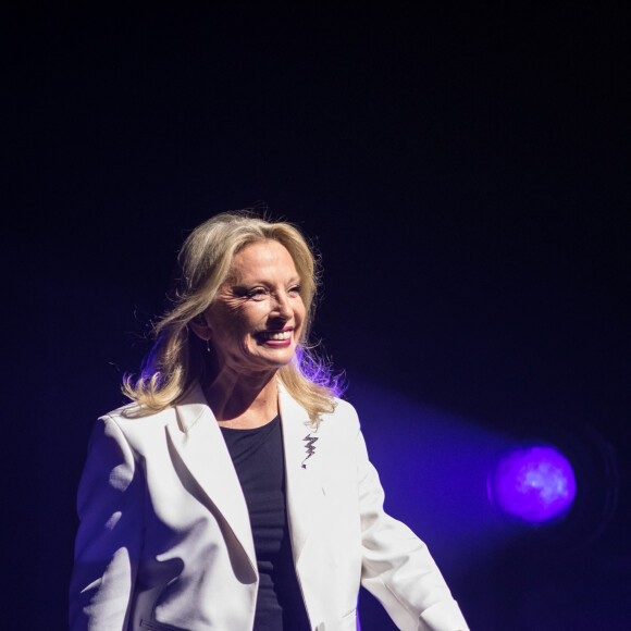 Véronique Sanson est finalement sortie d'affaires : "Cette épreuve de la vie l'a aidée par la suite à se détacher de grandes quantités de contingences et devenir encore plus rebelle qu'avant" a conclu sa soeur aînée. 
Exclusif - Véronique Sanson en concert à l'Olympia. Le 15 décembre 2017 © Cyril Moreau / Bestimage 