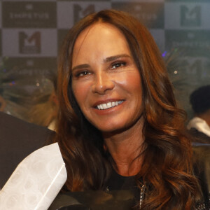 C'est avec un grand sourire que Nathalie Marquay a présidé l'élection de Mister France ce samedi, elle qui vit des moments difficiles depuis la mort de son célèbre mari Jean-Pierre Pernaut il y a un peu plus d'un an.
Nathalie Marquay-Pernaut - Élection Mister France au théâtre de Poissy. © Marc Ausset-Lacroix/Bestimage