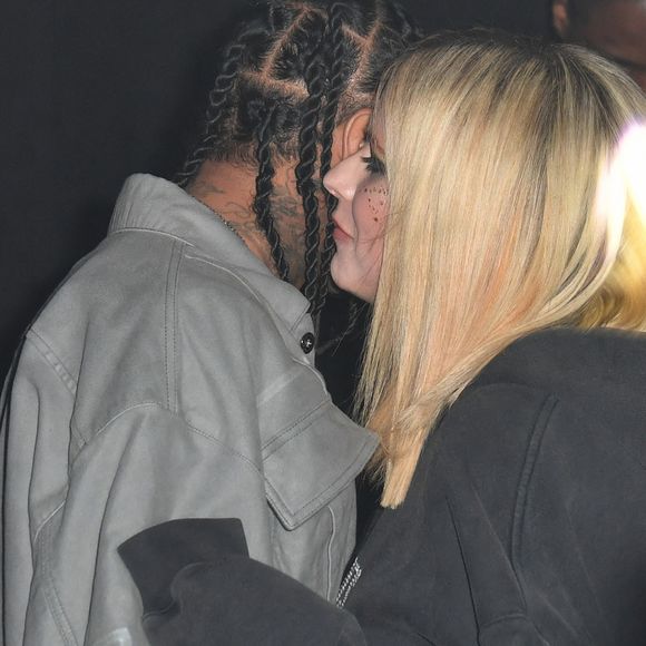 Voilà que les deux artistes viendraient d'officialiser leur relation, que beaucoup soupçonnaient depuis belles lurettes.
Avril Lavigne et Tyga - Soirée "Mugler x Hunter Schafer" au pavillon des Invalides à Paris, en marge de la Fashion Week prêt-à-porter automne-hiver 2023-2024. Le 6 mars 2023. © Veeren / Christophe Clovis / Bestimage