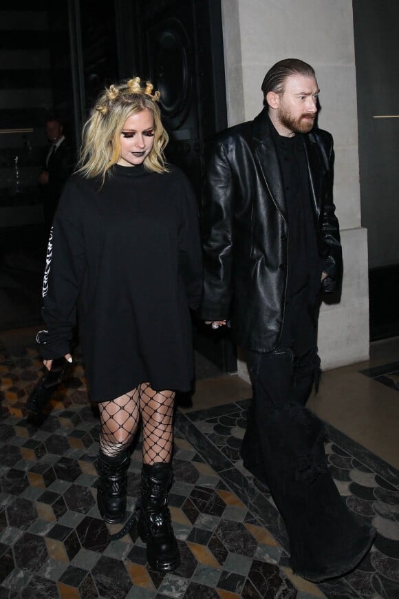 Exclusif - Avril Lavigne se balade main dans la main avec Guram Gvasalia (directeur de la création chez "Vetements") durant la Fashion Week de Paris (PFW), France, le 3 mars 2023.