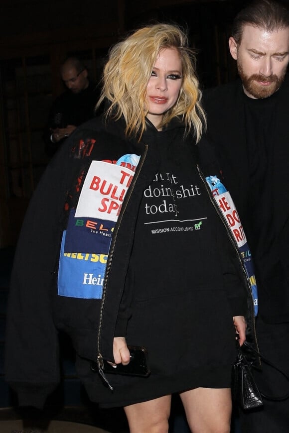 Exclusif - Avril Lavigne, fraichement séparée de Mod Sun, est venue à la Fashion Week de Paris pour oublier cette rupture. Elle sort de l'hôtel Ritz le 1er mars 2023.
