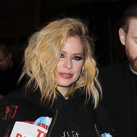 Exclusif - Avril Lavigne, fraichement séparée de Mod Sun, est venue à la Fashion Week de Paris pour oublier cette rupture. Elle sort de l'hôtel Ritz le 1er mars 2023.