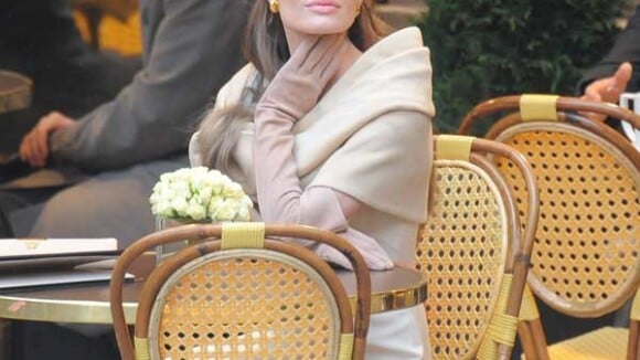 Découvrez l'élégante Angelina Jolie en plein tournage à Paris... Ses jumeaux sont trop craquants ! (réactualisé)