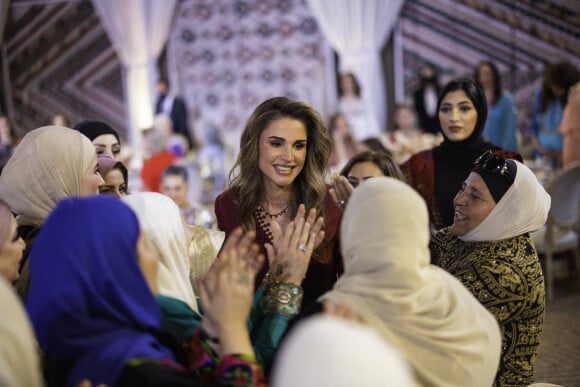 Une cérémonie au henné a été organisée en l'honneur d'Iman, à laquelle les proches et les amies de la famille ont assisté
La reine Rania de Jordanie - Soirée henné avant le prochain mariage de la princesse Iman au palais Al Husseiniya à Amman en Jordanie le 7 mars 2023. 