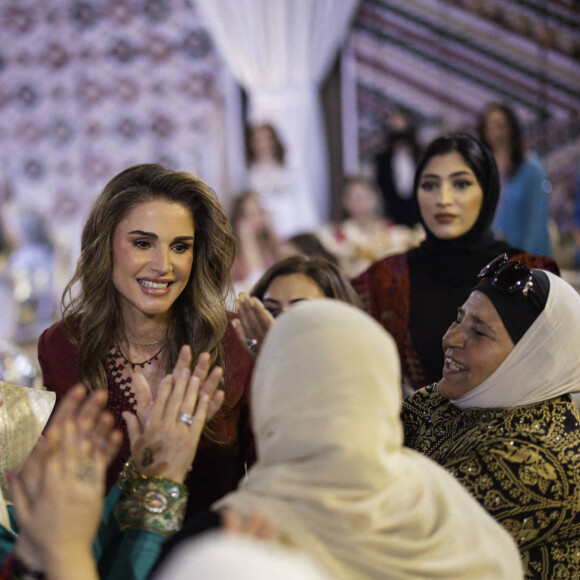 Une cérémonie au henné a été organisée en l'honneur d'Iman, à laquelle les proches et les amies de la famille ont assisté
La reine Rania de Jordanie - Soirée henné avant le prochain mariage de la princesse Iman au palais Al Husseiniya à Amman en Jordanie le 7 mars 2023. 