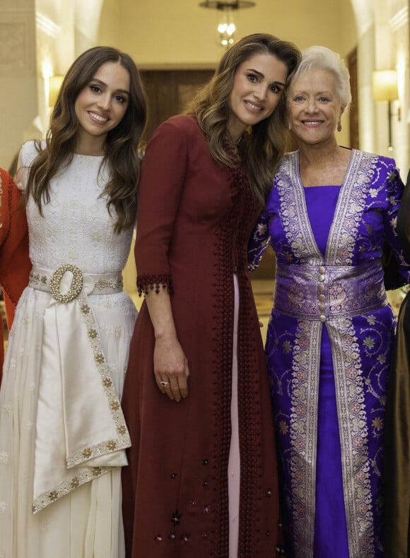 La jeune femme épousera son fiancé Jameel Alexander Thermiotis le 12 mars prochain. En attendant, les femmes de la famille ont respecté la tradition
La princesse Muna, la princesse Iman, la reine Rania de Jordanie, la princesse Aisha bint Hussein - Soirée henné avant le prochain mariage de la princesse Iman au palais Al Husseiniya à Amman en Jordanie le 7 mars 2023. 