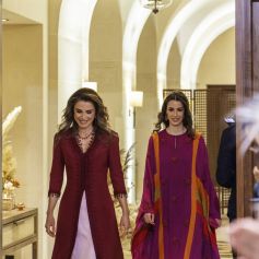 Rania portait une sublime tenue orientale bordeaux et rose 
La reine Rania de Jordanie, Rajwa Khaled bin Musaed bin Saif bin Abdulaziz Al Saif - Soirée henné avant le prochain mariage de la princesse Iman au palais Al Husseiniya à Amman en Jordanie le 7 mars 2023. 
