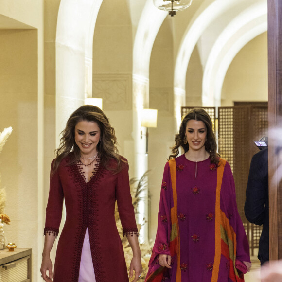 Rania portait une sublime tenue orientale bordeaux et rose 
La reine Rania de Jordanie, Rajwa Khaled bin Musaed bin Saif bin Abdulaziz Al Saif - Soirée henné avant le prochain mariage de la princesse Iman au palais Al Husseiniya à Amman en Jordanie le 7 mars 2023. 