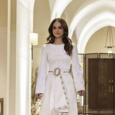 Iman était quant à elle vêtue d'une robe blanche de la marque Reema Dahbour, accessoirisée d'une ceinture particulière puisqu'il s'agit de celle que portait sa maman Rania lors de son mariage avec le roi Adballah. 
La princesse Iman - Soirée henné avant le prochain mariage de la princesse Iman au palais Al Husseiniya à Amman en Jordanie le 7 mars 2023. 