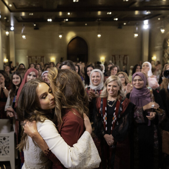 Un événement riche en émotions que la maman et sa fille ne sont pas près d'oublier. 
La reine Rania de Jordanie, la princesse Iman - Soirée henné avant le prochain mariage de la princesse Iman au palais Al Husseiniya à Amman en Jordanie le 7 mars 2023. 