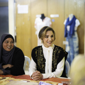 La reine Rania de Jordanie visite le centre social pour femmes "Ghor Al Safi" à Kerak en Jordanie le 22 février 2023. 