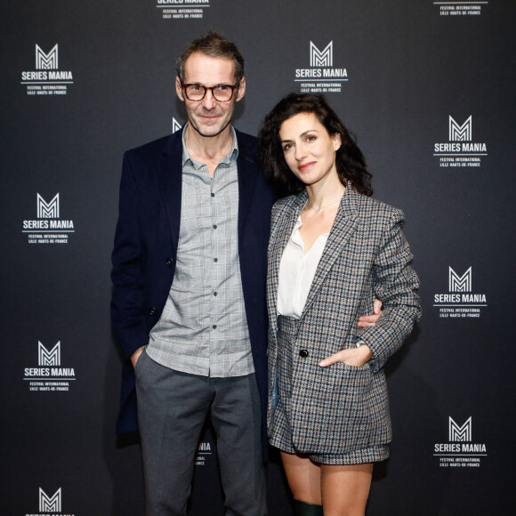 L'occasion d'évoquer son ex-compagnon Julien Boisselier, lui aussi acteur, qui a refait sa vie avec la comédienne Clémence Thioly depuis leur séparation.
Julien Boisselier, Clémence Thioly - Photocall de la soirée de clôture du festival "Séries Mania" au Musée des Arts Forains à Paris le 21 novembre 2022. © Christophe Clovis / Bestimage 