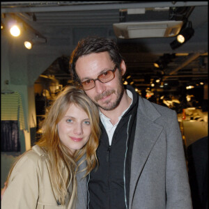 Pour rappel, sa relation avec Mélanie Laurent avait duré trois ans (de 2006 à 2009).
Mélanie Laurent et Julien Boisselier - Inauguration de la boutique "66" au 66 Avenue des Champs-Elysées.