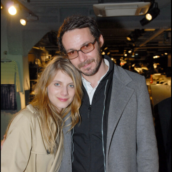 Pour rappel, sa relation avec Mélanie Laurent avait duré trois ans (de 2006 à 2009).
Mélanie Laurent et Julien Boisselier - Inauguration de la boutique "66" au 66 Avenue des Champs-Elysées.