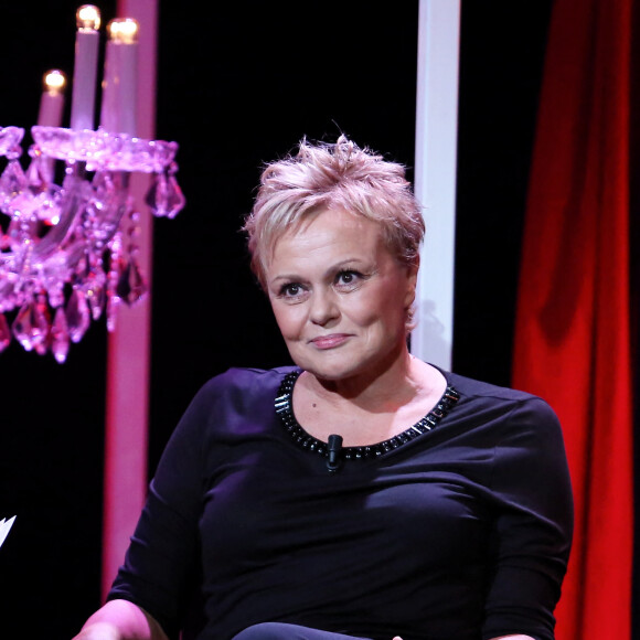 Exclusif - Muriel Robin - Spectacle "Elles se croient toutes Joly" en hommage à Sylvie Joly, mis en scène par Pierre Palmade, au théâtre de Paris dans le 9ème arrondissement à Paris, le 26 octobre 2015, qui sera diffusé le 15 janvier 2016 sur France 3. Les comédiennes et humoristes Anémone, Anne-Elisabeth Blateau, Carole Bouquet, Catherine Hiegel, Valérie Karsenti, Michèle Laroque, Valérie Lemercier, Valérie Mairesse, Claire Nadeau, Muriel Robin, Mathilde Vitry et le comédien Alex Lutz ont interprété les sketches les plus célèbres de Sylvie Joly au cours d'une soirée de gala au profit de l'association "France Parkinson". © Dominique Jacovides - Romuald Meigneux / Bestimage 