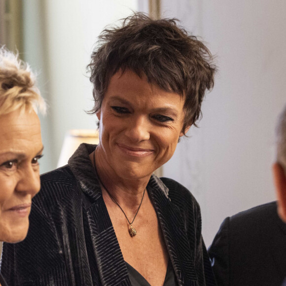 Avec Anne Le Nen, elle s'est éloignée de Paris : "Ensemble, elles sont parties dans le sud de la France. Loin du bruit, de la déferlante infernale des informations retraçant l'affaire" précise "Paris Match"
Exclusif - Muriel Robin, Anne Le Nen - Séquence "Les présentations" et "La Réconciliation" - Tournage du téléfilm " Ils s'aiment... enfin presque ", qui sera diffusé le lundi 18 avril à 21h10 sur TF1. © Cyril Moreau / Bestimage 25 ANS QU'ILS S'AIMENT ! Suite au succès de l'adaptation des sketchs de M.Robin dans " I Love you coiffure " en 2020, TF1 vous invite à découvrir une nouvelle fiction adaptée cette fois de la pièce de théâtre " Ils s'aiment " de M.Robin et P.Palmade, dont on célèbre le 25e anniversaire cette année. Pour l'occasion, découvrez des couples inédits et de nombreux seconds rôles prestigieux qui revisiteront en fiction le spectacle culte pour la première fois ! L'HISTOIRE Dans leur immeuble parisien, suivez les histoires entremêlées de cinq couples et de leur entourage au fil des quatre saisons de l'année. Qu'ils soient en ménage, séparés ou divorcés, ils vont faire apparaître au grand jour les bons et les mauvais côtés de la vie à deux : Le consentement au mariage, l'épreuve de la belle-famille, les disputes du quotidien, les jalousies, l'amitié, les mensonges, les infidélités, les petites incompréhensions... La vie, en quelque sorte ! 