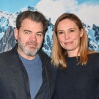 Mariage de Lilou Fogli et Clovis Cornillac : robe très simple pour elle, bébé dans les bras pour lui, rare photo de la cérémonie